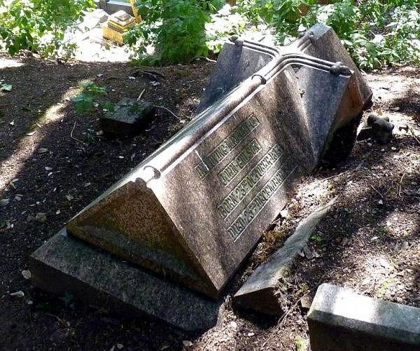 Image showing the gravestone of John Gulson in London Road cemetary. 